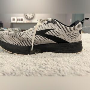 Brooks Revel 5, size 7.5